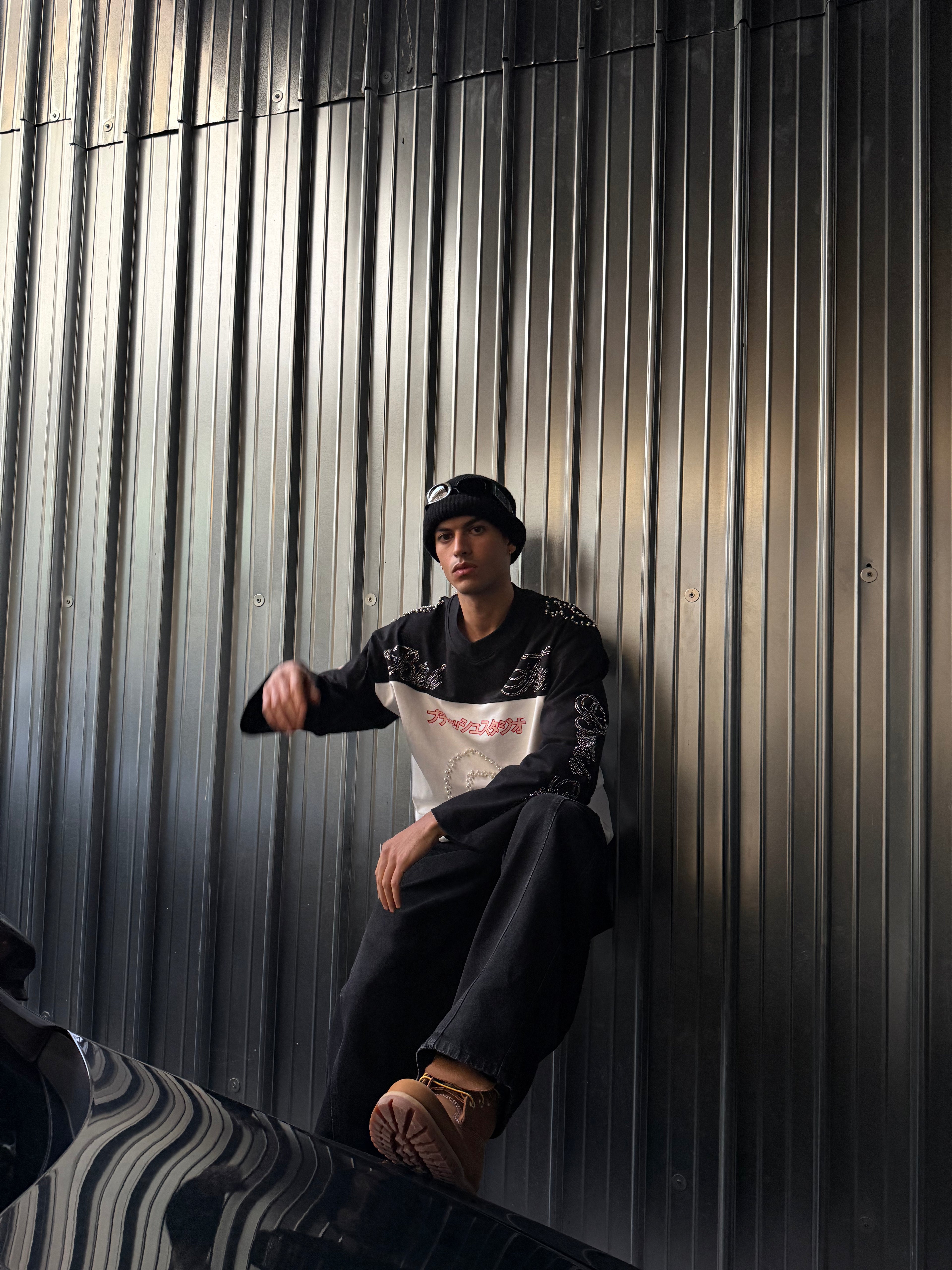 SHINING UNIFORM LONGSLEEVE - WHITE AND BLACK