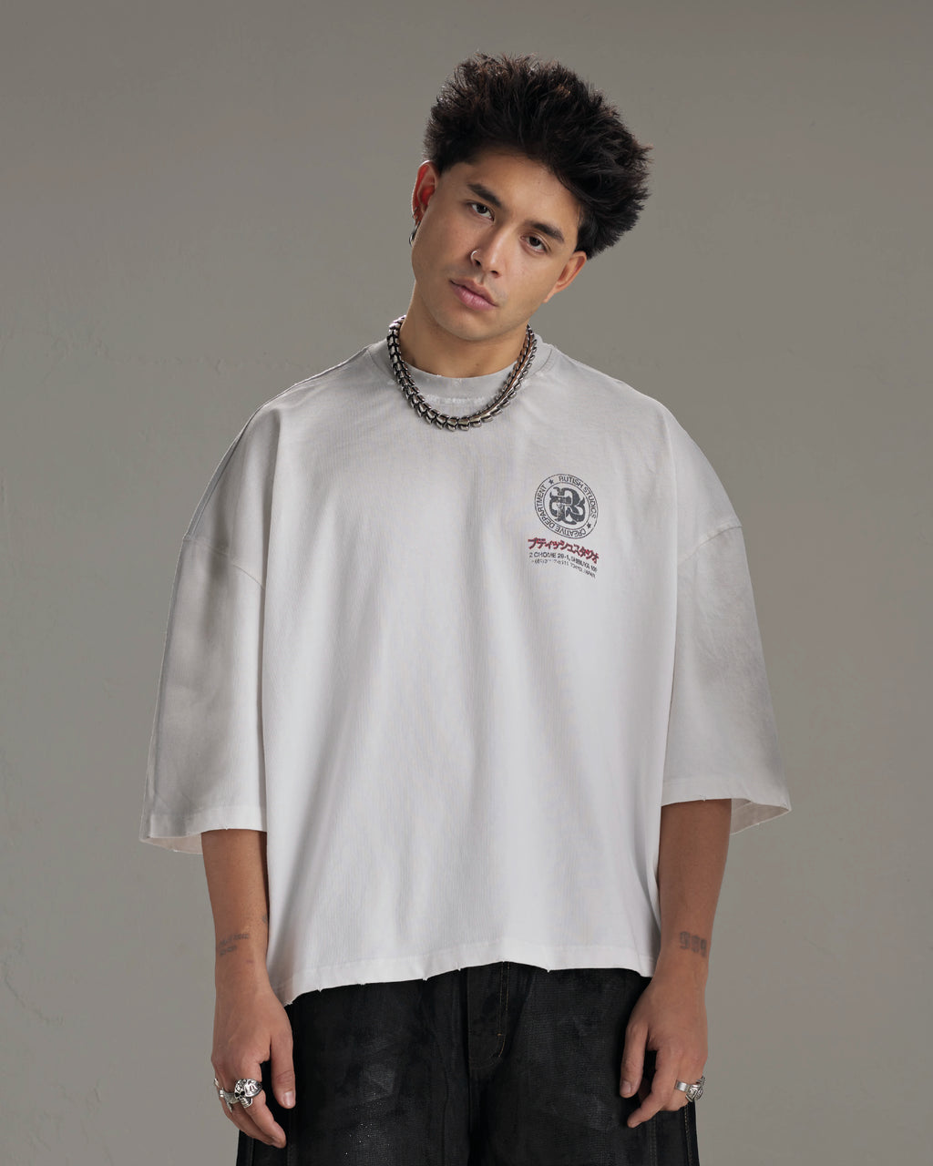 tshirt bianca sfumata grigia con stampa dietro la maglia e maniche sotto il gomito boxyfit larga oversize con rotture ai bordi