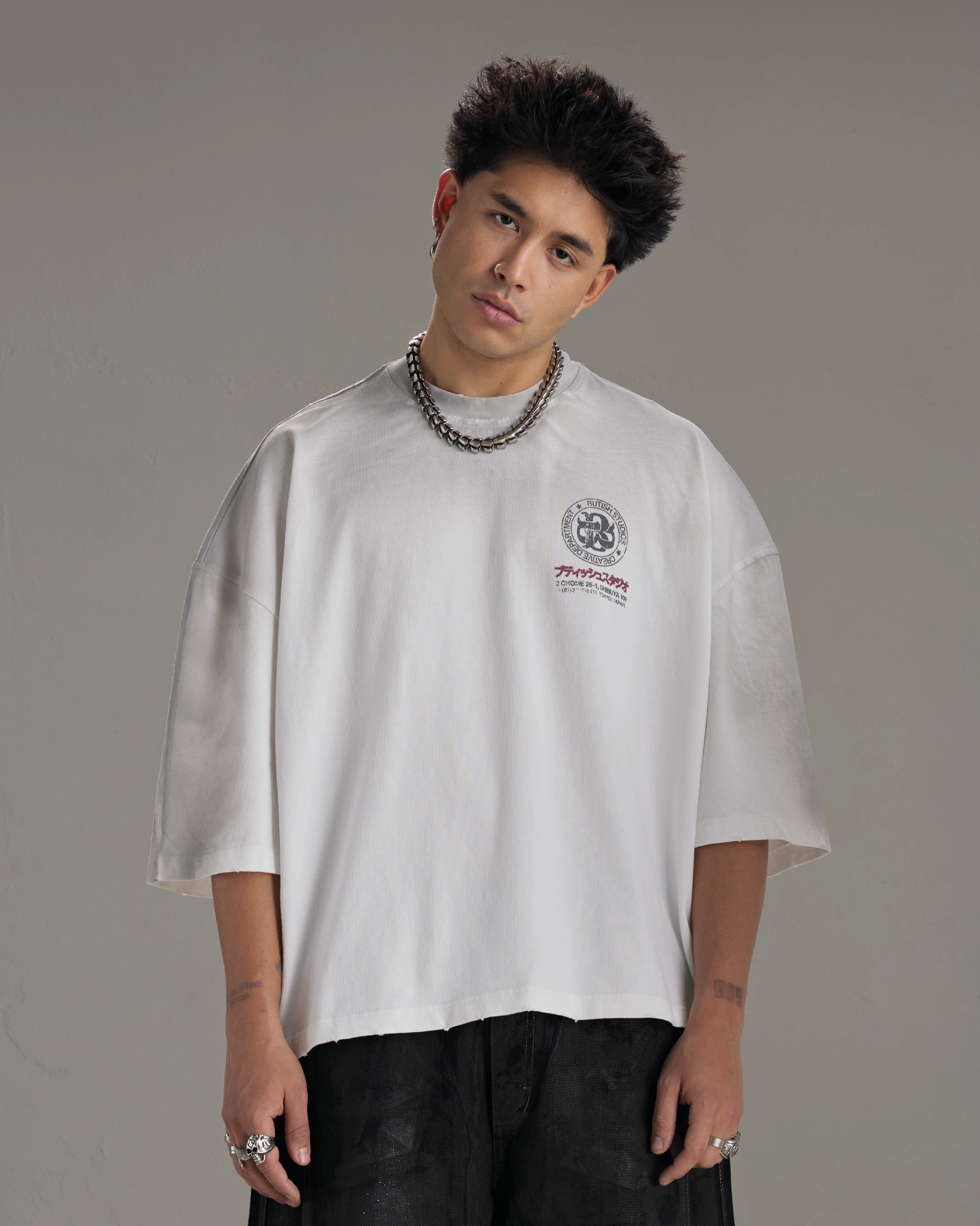 tshirt bianca sfumata grigia con stampa dietro la maglia e maniche sotto il gomito boxyfit larga oversize con rotture ai bordi