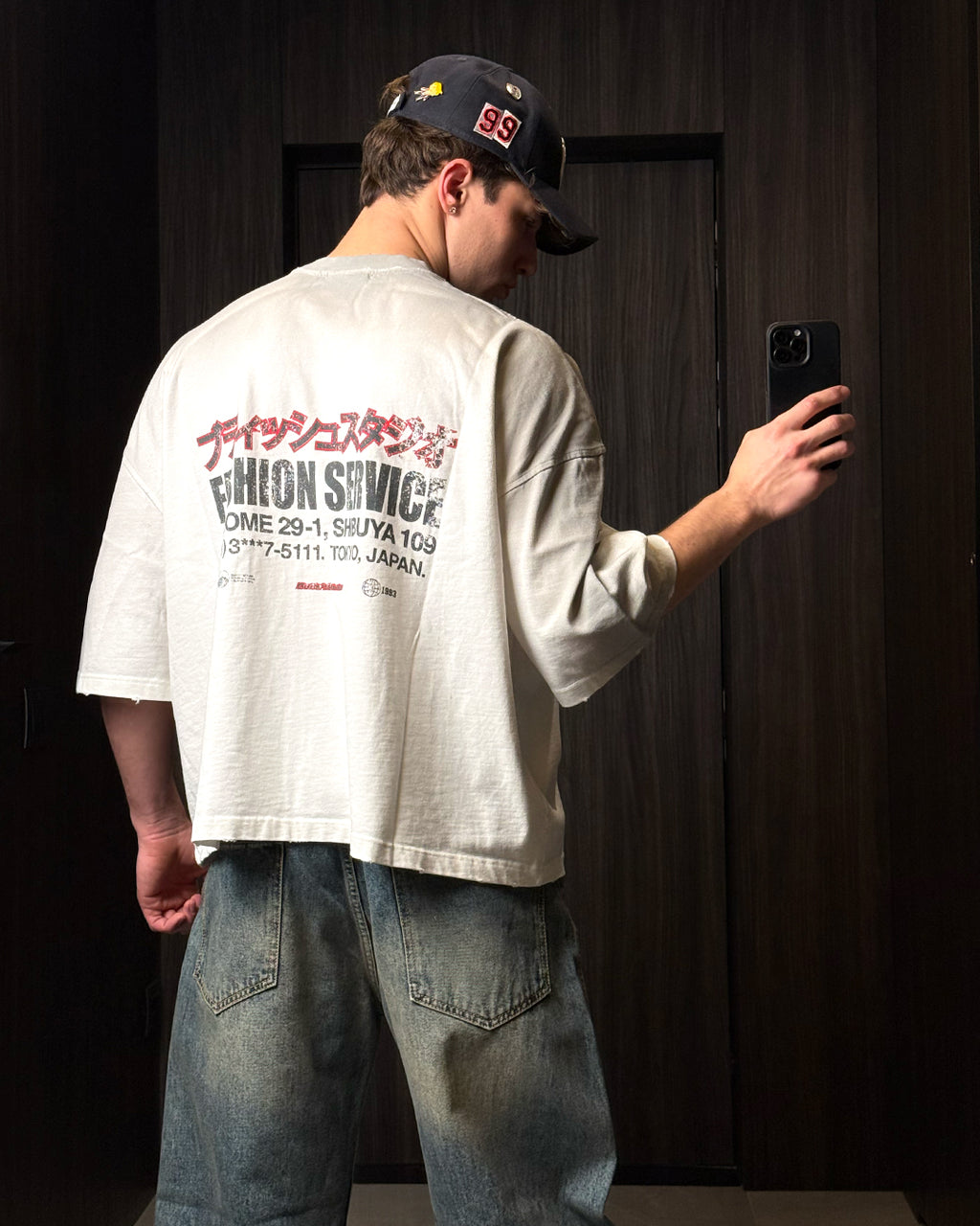 tshirt bianca sfumata grigia con stampa dietro la maglia e maniche sotto il gomito boxyfit larga oversize con rotture ai bordi